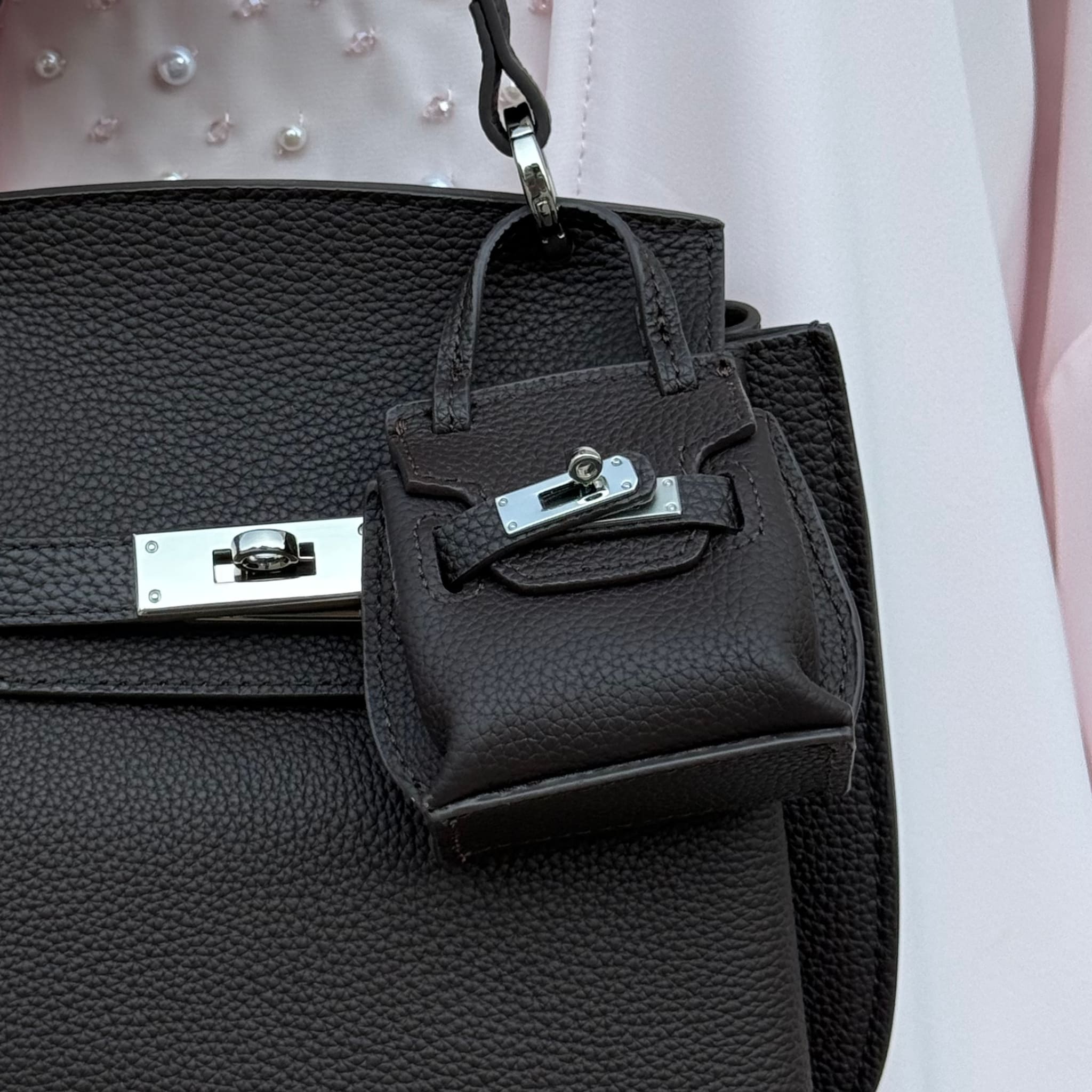 AURA BAG CHARM - ESPRESSO